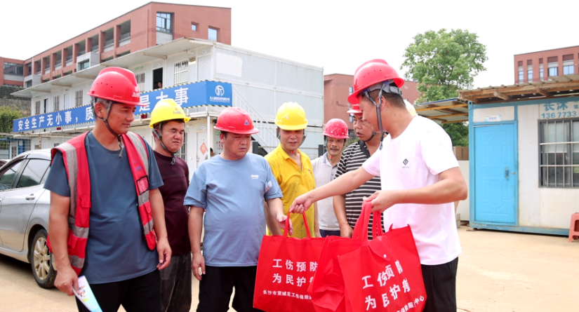 望城区工伤保险服务中心：夏日清凉赴一线 工伤政策暖人心