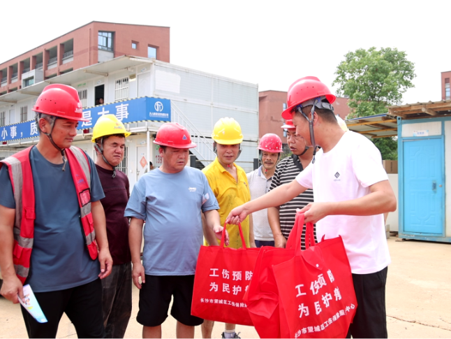 望城区工伤保险服务中心：夏日清凉赴一线 工伤政策暖人心