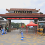 志愿者上岗值守 护航成人高考