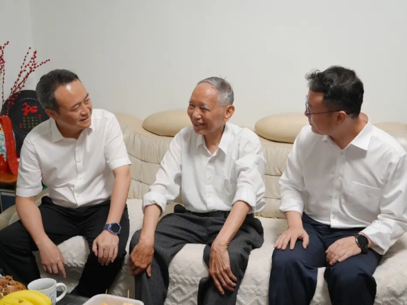 许凡走访慰问老同志