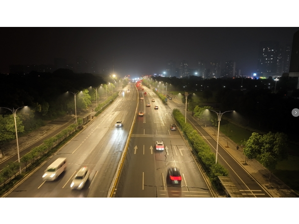 智慧路灯“一张网”  照亮夜间出行路