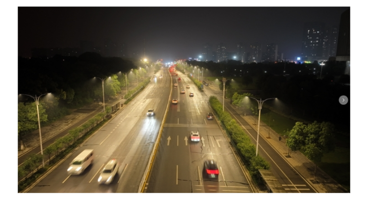 智慧路灯“一张网”  照亮夜间出行路
