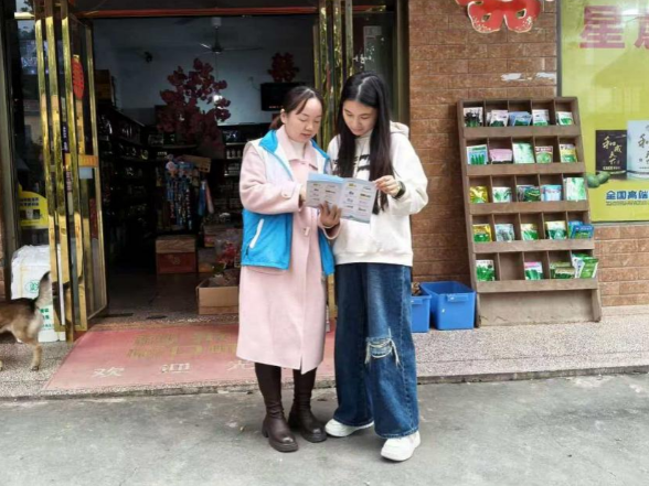 茶亭镇：进商铺铺织密禁毒宣传“安全网”