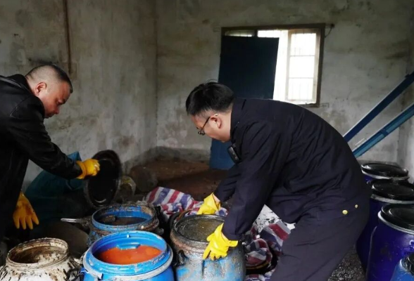 望城查处一处非法“潲水油”加工窝点