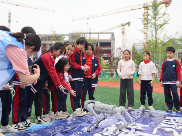 科普大篷车驶进望城校园 趣味科技体验点燃少年科学梦