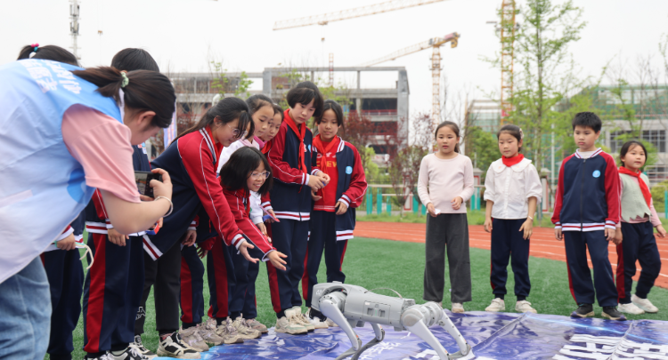 科普大篷车驶进望城校园 趣味科技体验点燃少年科学梦