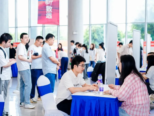 望城经开区举办人才政策发布暨2026年产业紧缺急需人才引进活动 秦国良出席并致辞