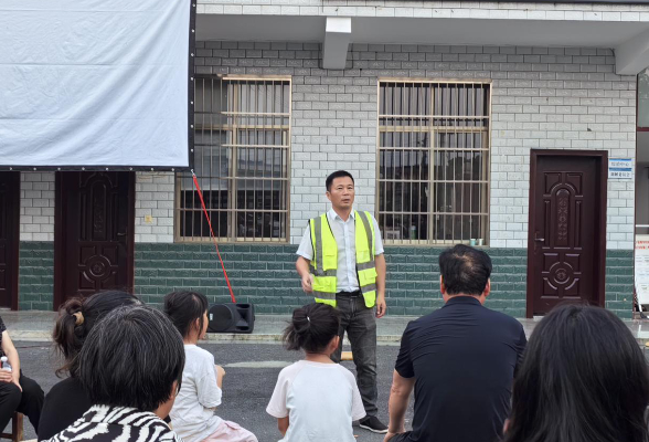 乔口镇蓝塘寺村：红色电影点亮群众夜生活
