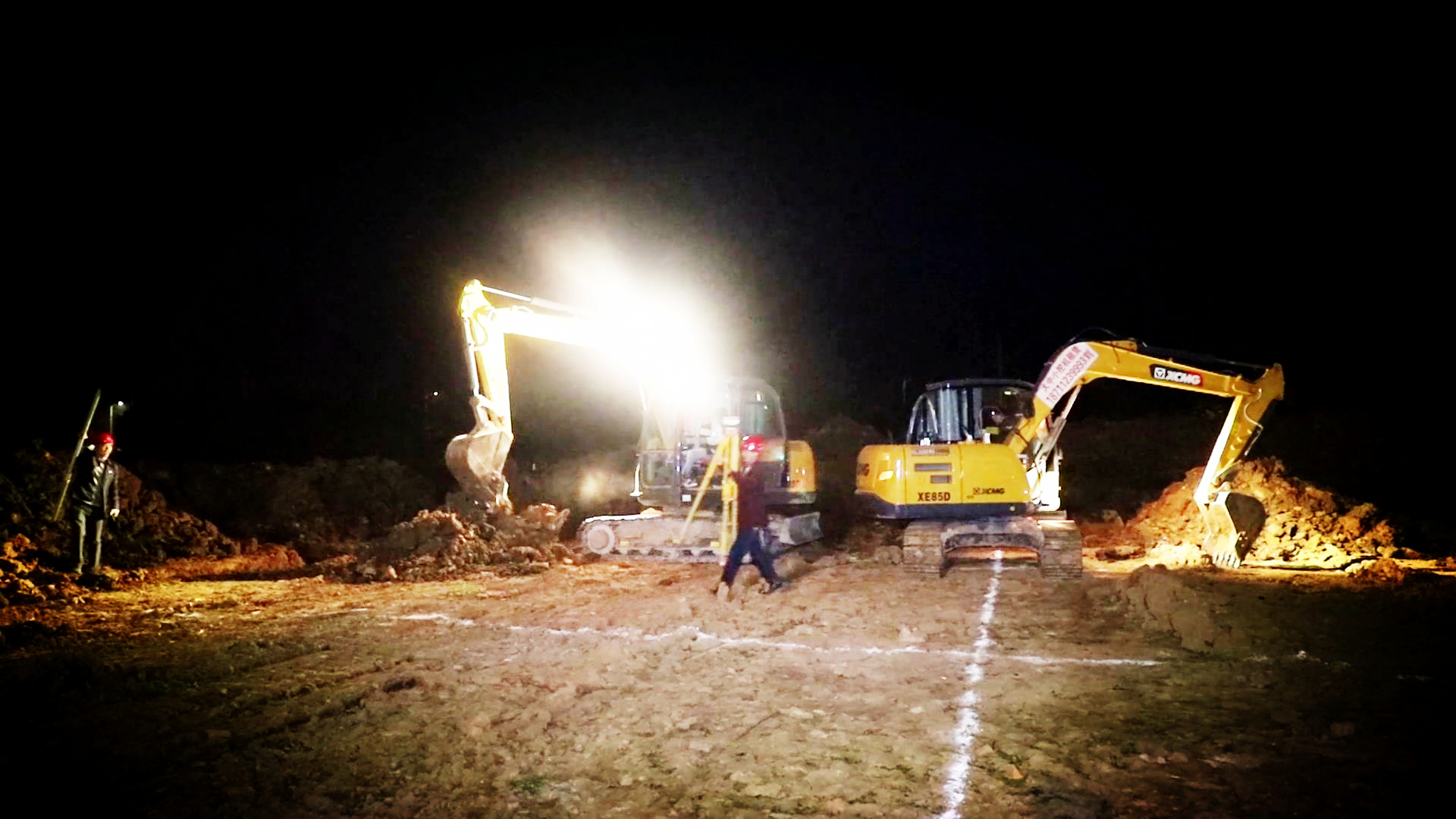 两台挖机在协同作业