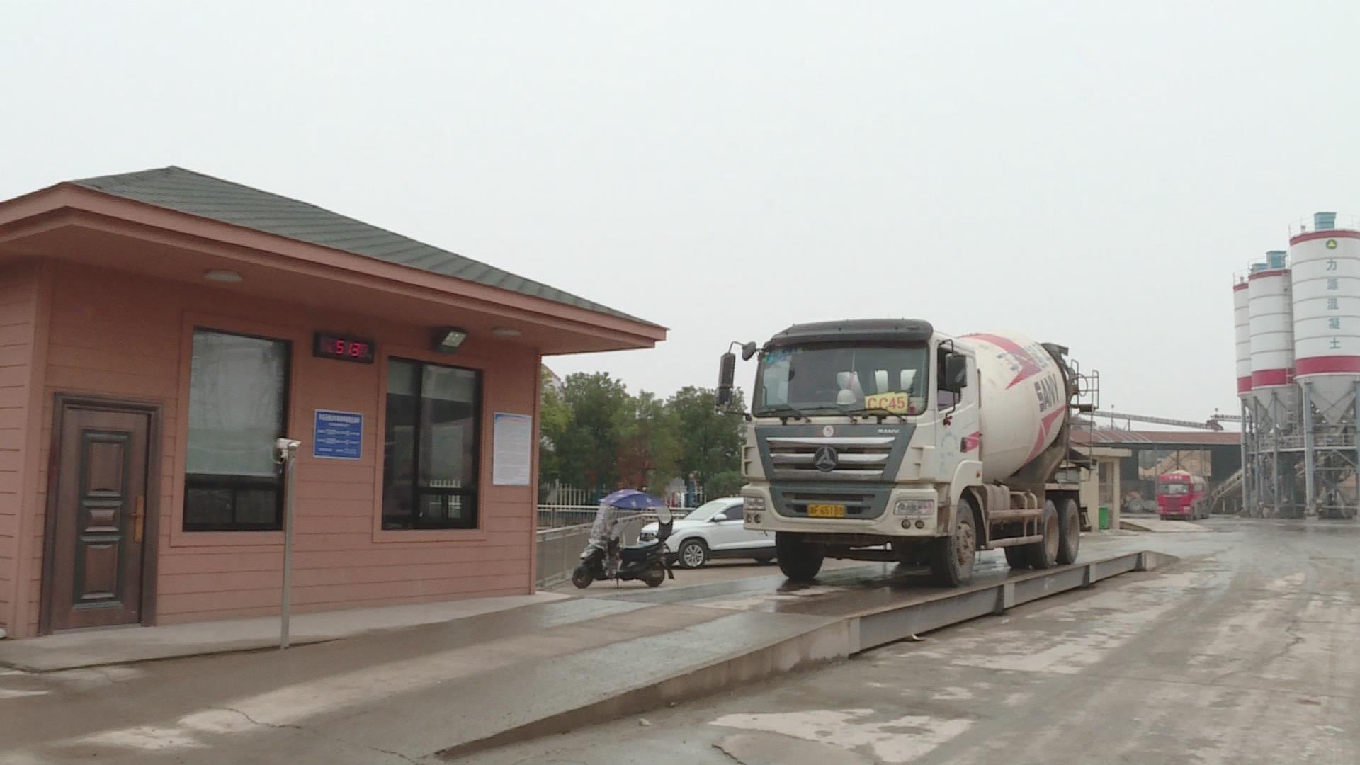 在入口货车过磅处,车辆慢慢行驶至过磅称上,操作室内司磅员对进出的每