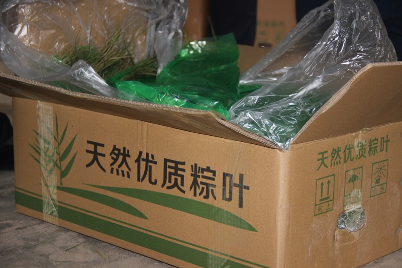 除了收购粽叶,合作社还对加入的贫困户免费提供种子,虾苗等以及种养