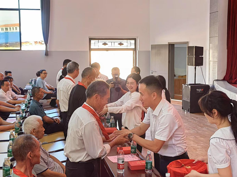 鲶鱼须 表彰会3_副本.png