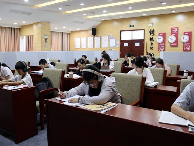 闲置会议室变身“公益自习室”  章华镇暖心服务护航求学路