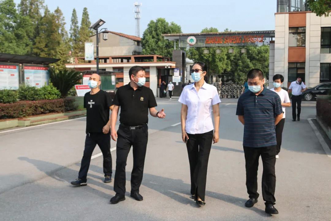涂娟带队检查华容秋季开学安全工作