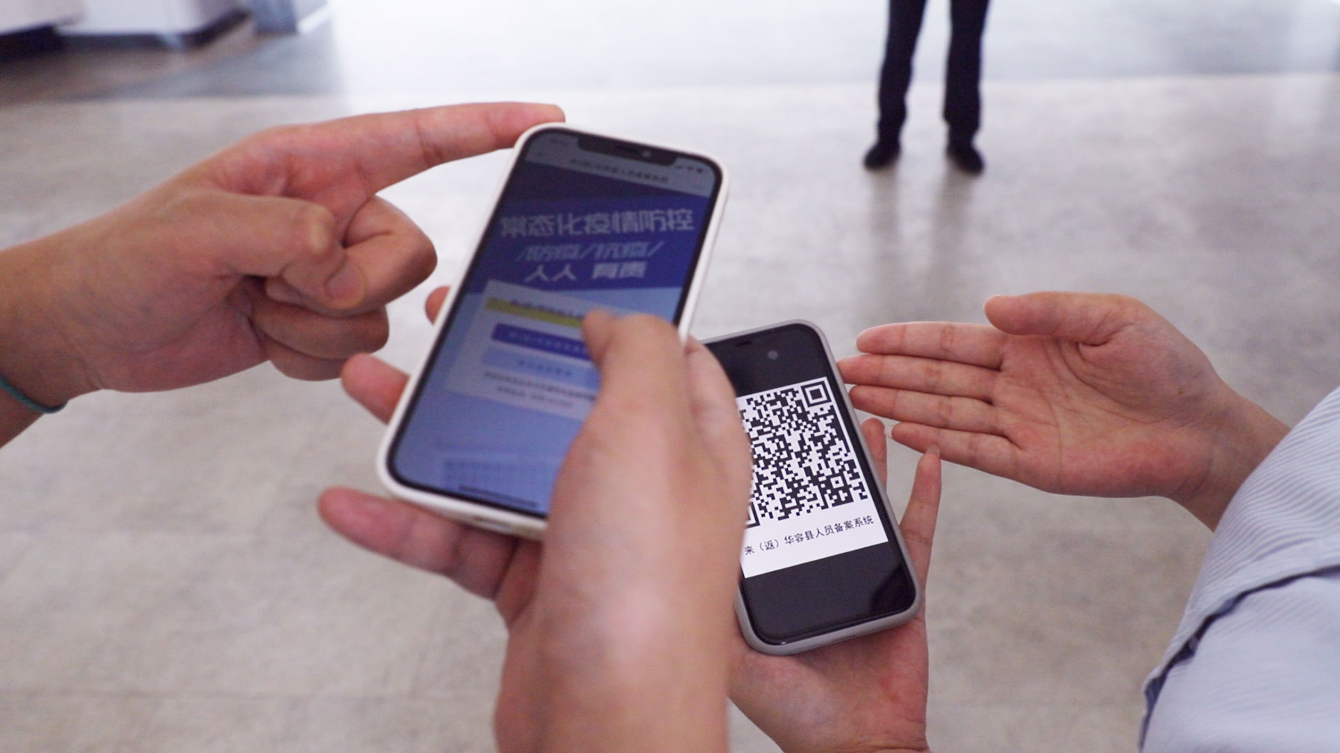 小陈在工作人员的引导下 扫描系统二维码进行注册登录