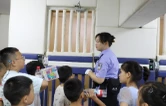 敲法槌、看警械！华容小学生的“沉浸式”法治课 