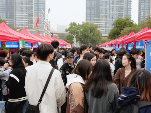 智汇华容·人才出彩｜华容县组织11家重点企业进院校揽才