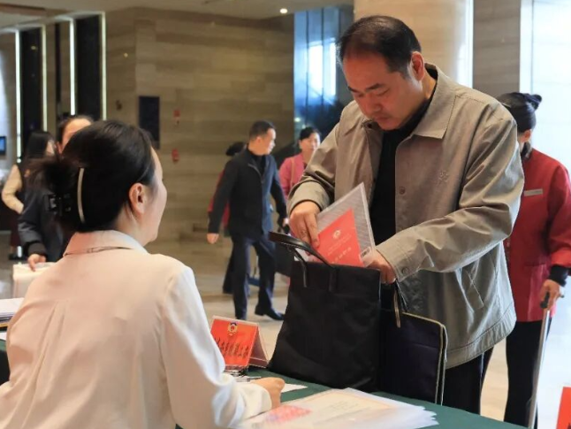 聚焦两会 | 政协委员今日报到 华容县进入两会时间
