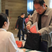 聚焦两会 | 政协委员今日报到 华容县进入两会时间