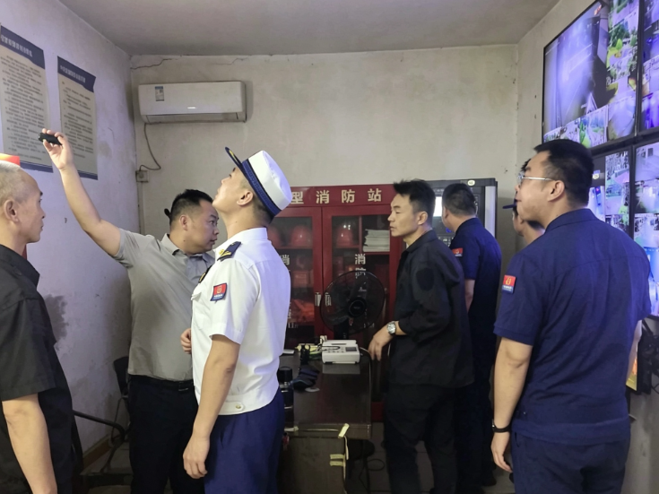 夜间突击巡查！华容多部门筑牢小区消防安全防线