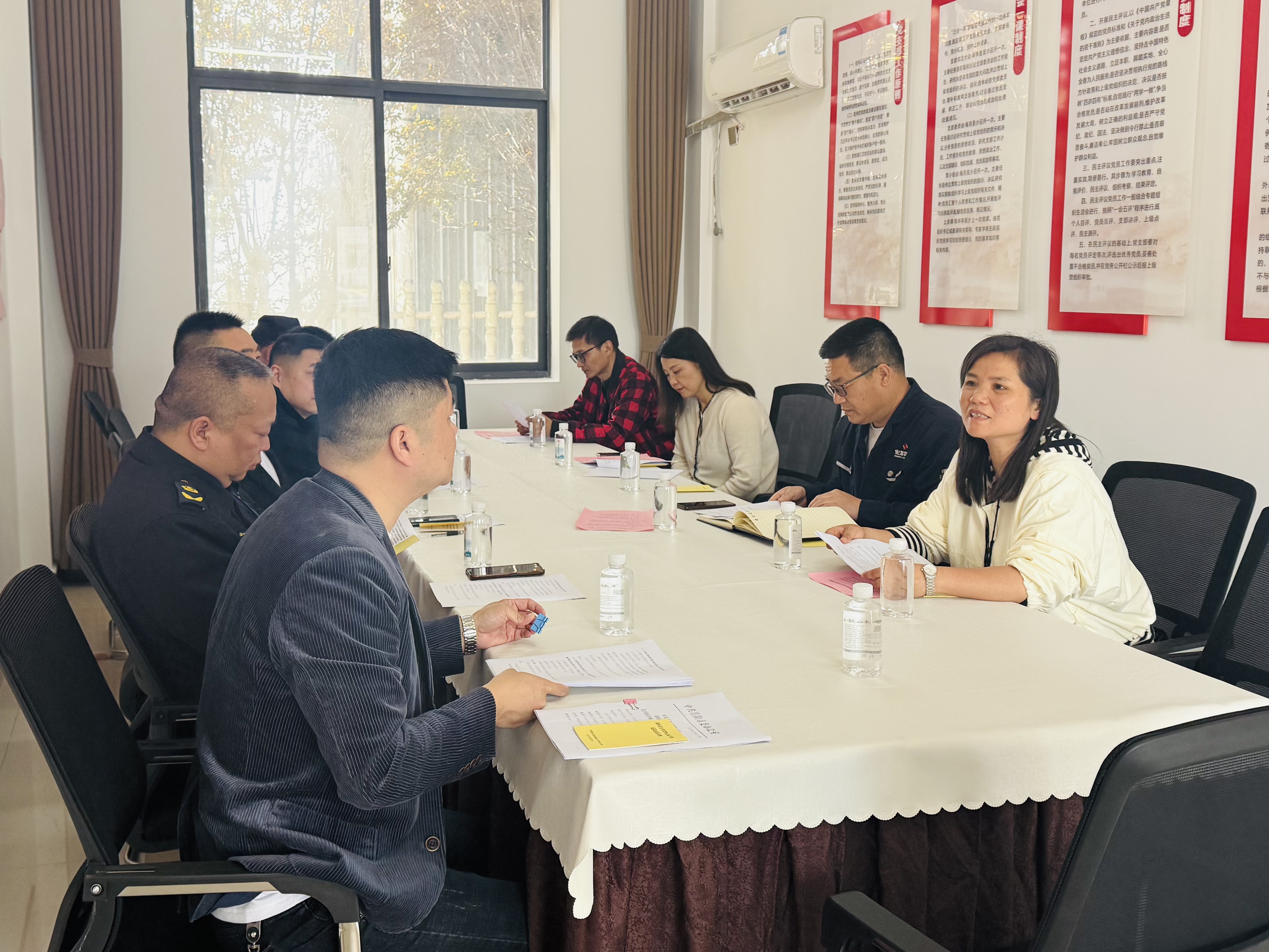 与企业代表座谈.jpg