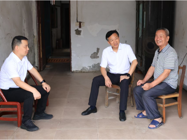 暖心慰问传党情 殷殷关怀润初心  周鹏开展“七一”走访慰问活动