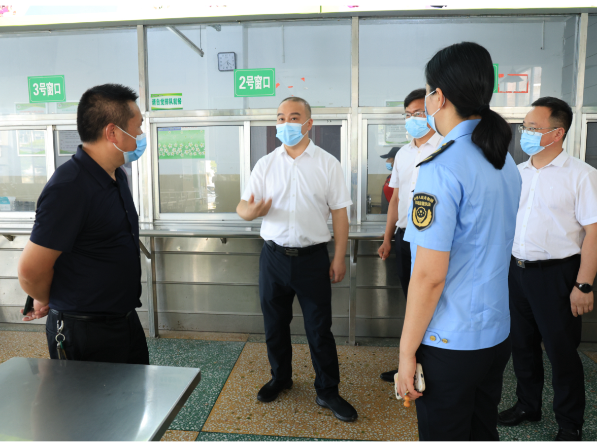 代虹宇调研督导基层社会治理、校园食品安全并开展“七一”走访慰问活动