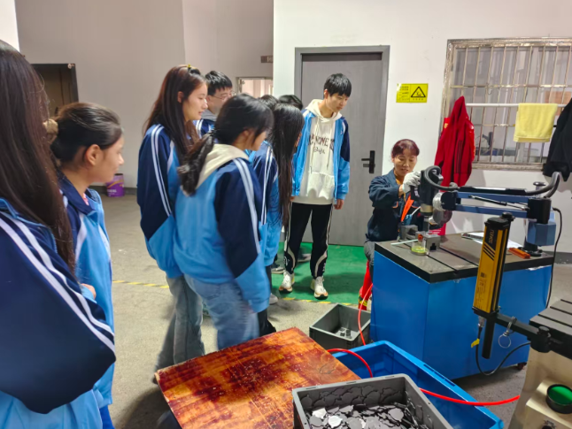 在产线触摸专业脉搏，于实践点燃职业梦想——华容县职业中专组织学生赴企业见习