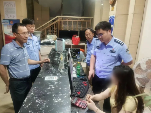 华容县开展暑期“利剑护蕾·雷霆行动”联合执法行动