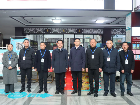 易斌、毛文楷看望慰问一线工作人员