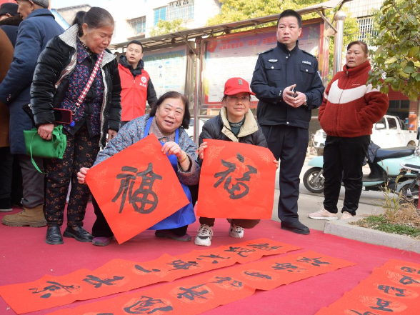 华容县总工会开展义送春联活动