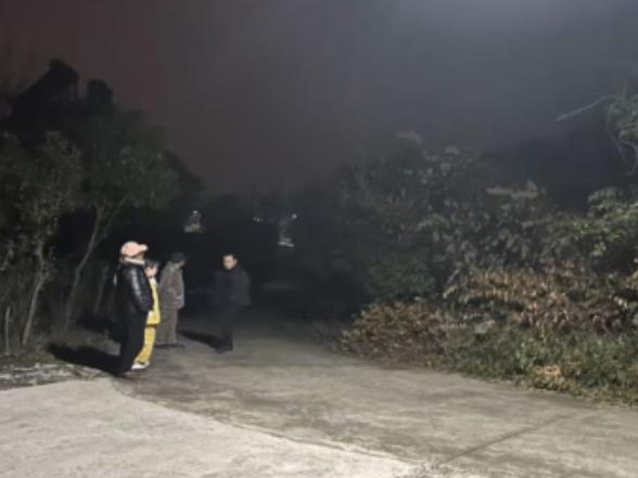 万庾镇：乡贤捐资15万元点亮乡村夜路