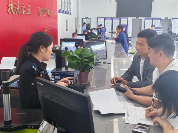 践行为民办实事   擦亮文明服务窗 ——华容交警窗口拾金不昧显担当   暖心服务赢民心