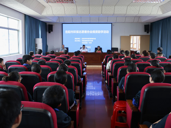 爱心助学暖学子 百岁老兵寄语青春
