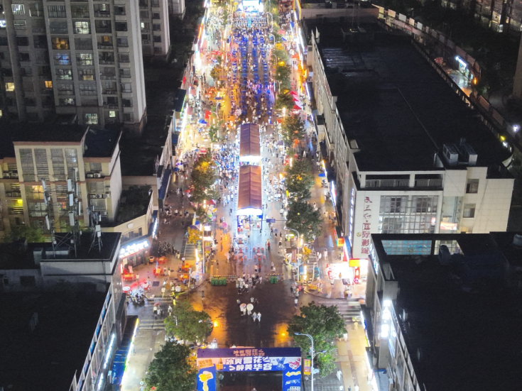 城管守护不“打烊” 华容夏夜烟火旺