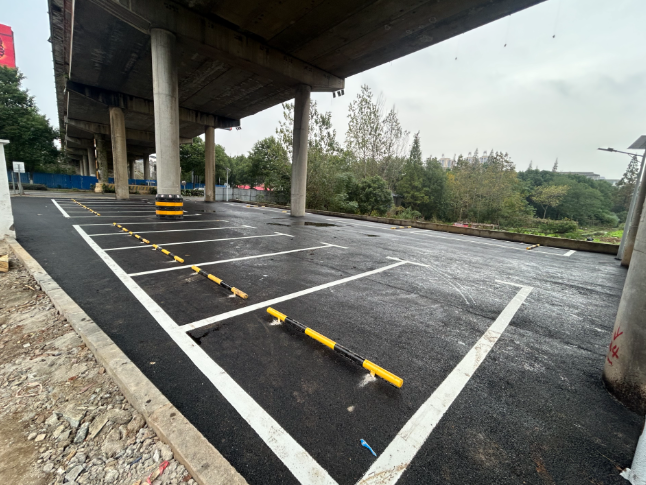 章华镇北街社区：闲置桥下空间“微改造”，巧治停车安全“老大难”