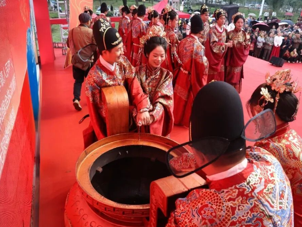 澜起洞庭·爱耀华容｜第十届集体婚礼举行16对新人国潮仪式许终身