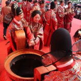 澜起洞庭·爱耀华容｜第十届集体婚礼举行16对新人国潮仪式许终身