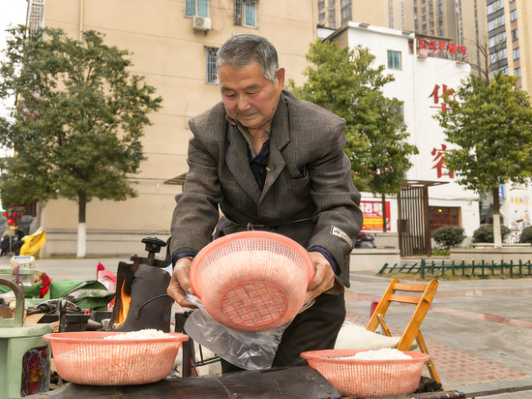 炸米泡，打鼎糕，街头年味正浓时