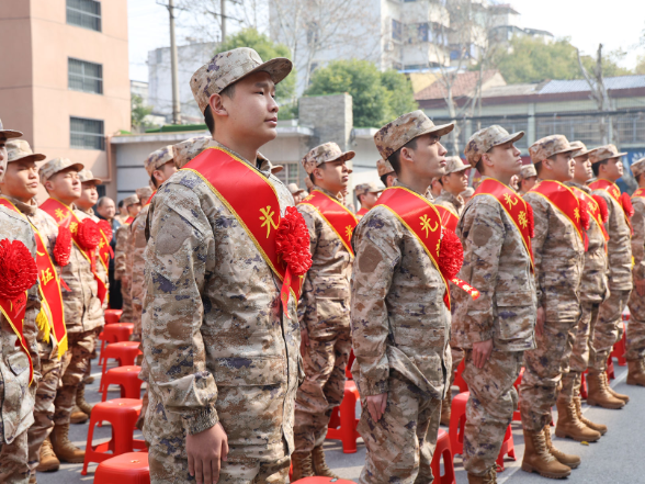 热血奔赴军营 70名优秀青年踏上强军征程