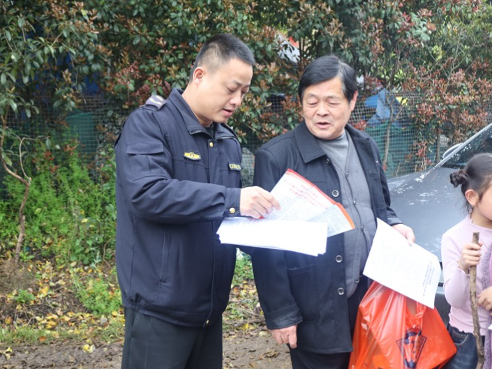 华容县城管大队开展文明祭扫主题宣传活动