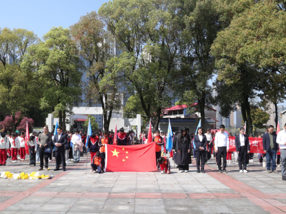华容县城兴小学开展清明祭扫活动 把思政课堂“走”进烈士陵园