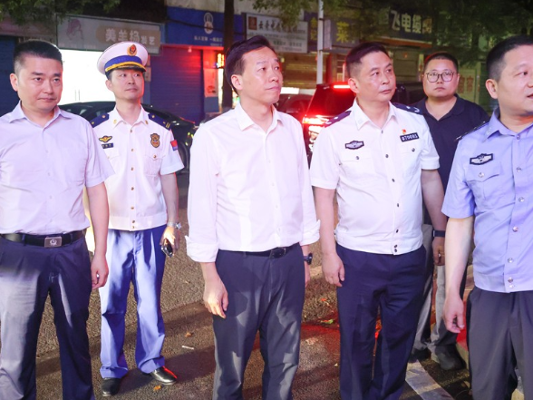 周鹏以“四不两直”方式暗访督导消防安全隐患整治工作