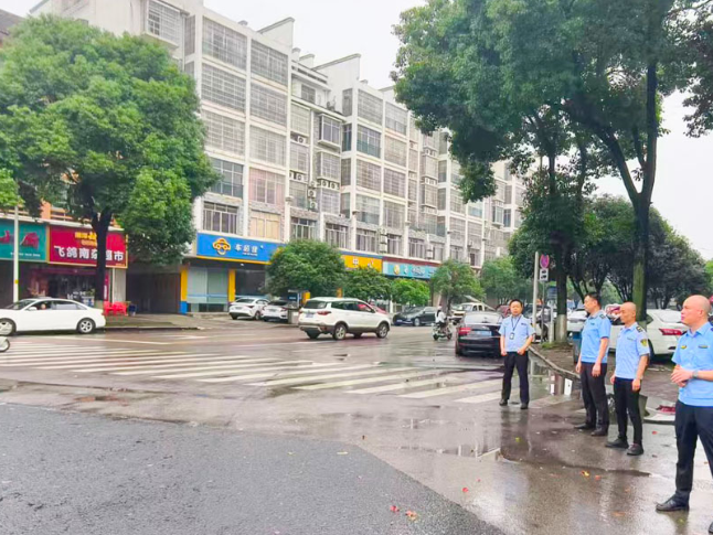 暖心护考   华容县交通运输行政执法大队保障高考出行畅通