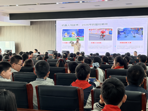 微机器人、无人机走进章华学校，科技体验点燃少年好奇心