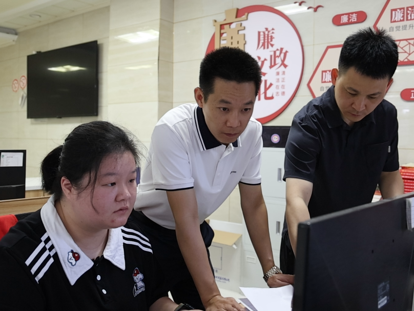 党旗在基层一线高高飘扬｜李浩：戎装换便装 初心在基层