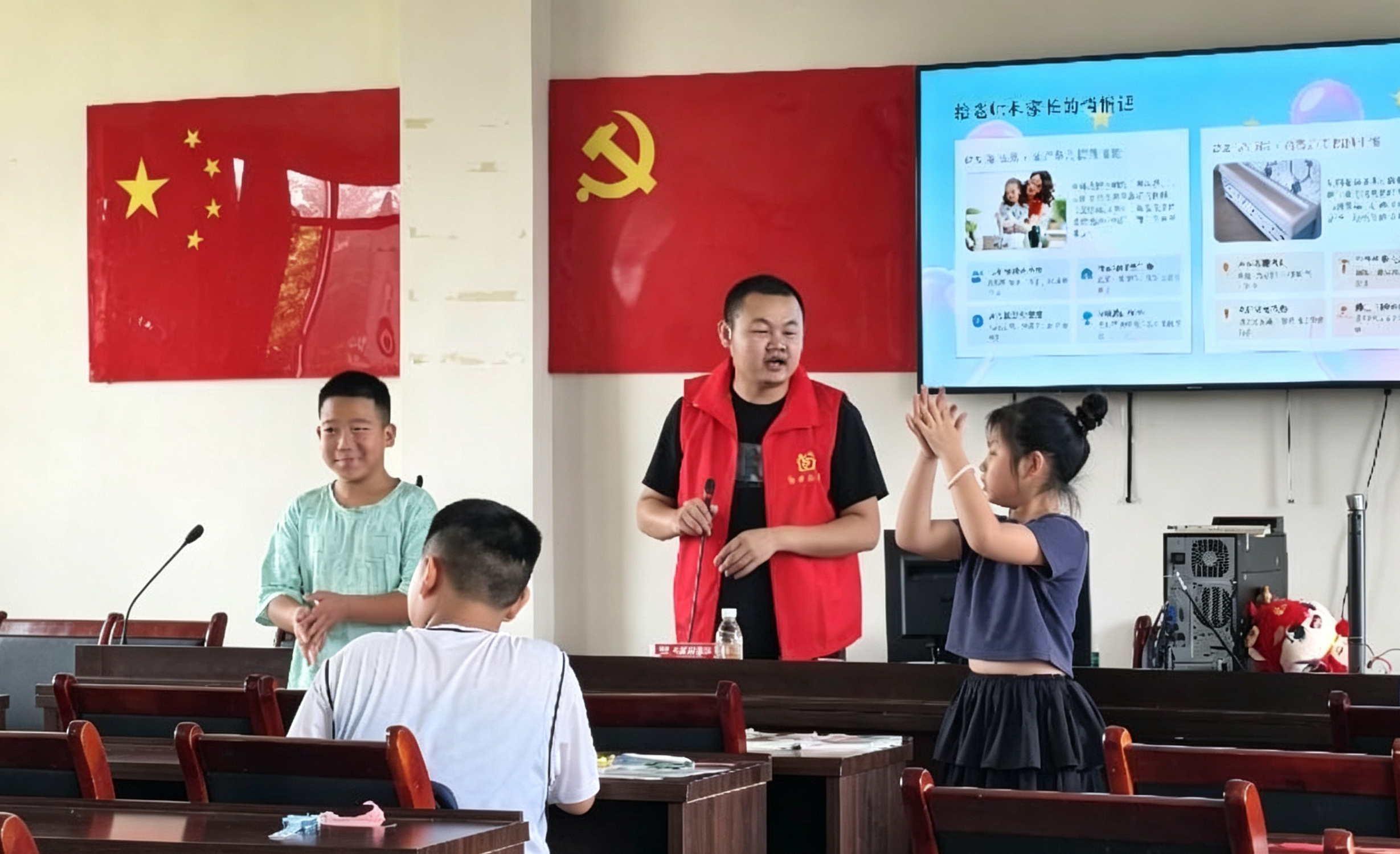 华容：状元湖派出所快速寻回走失孩童 家属送锦旗致谢 (1).png