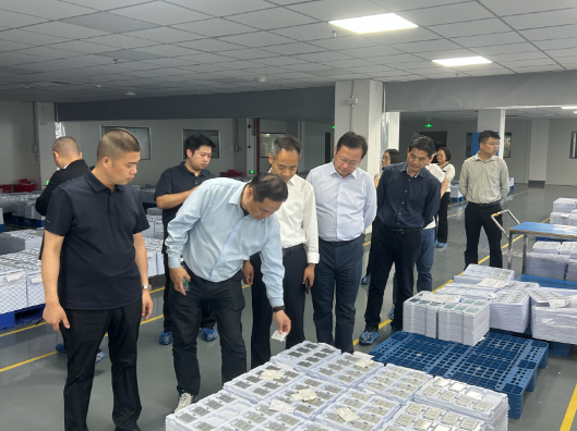 做好“方志+”文章  汤建军来华容调研
