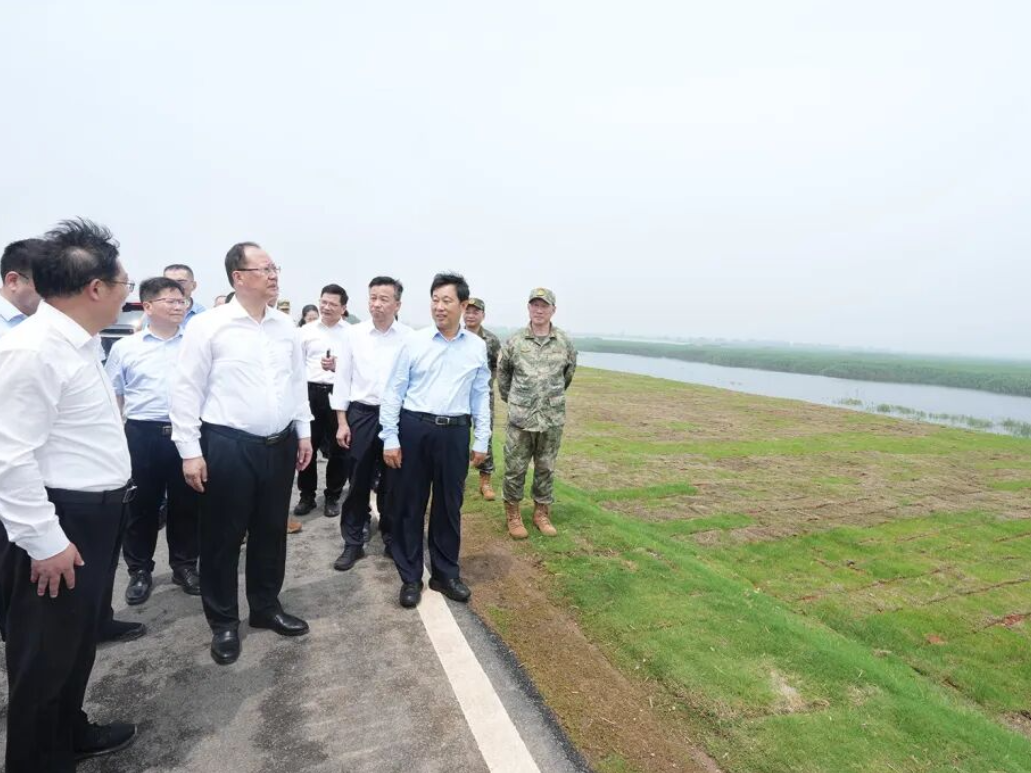 毛伟明以明察暗访方式在岳阳市检查防汛救灾工作