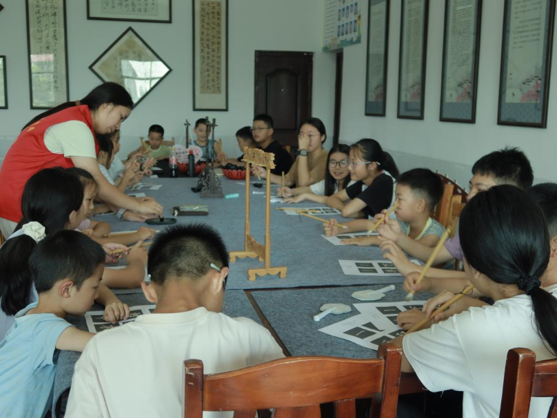 北景港镇开展留守儿童书法公益课堂